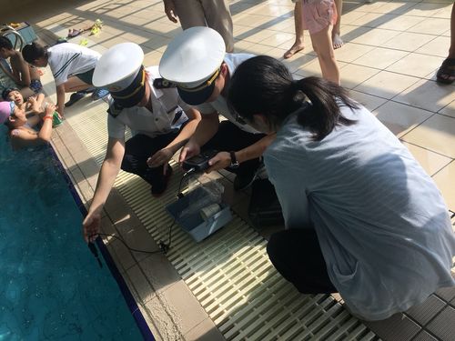 区卫生监督所联合疾控中心对小海豚游泳馆开展水质检测，护航市民健康